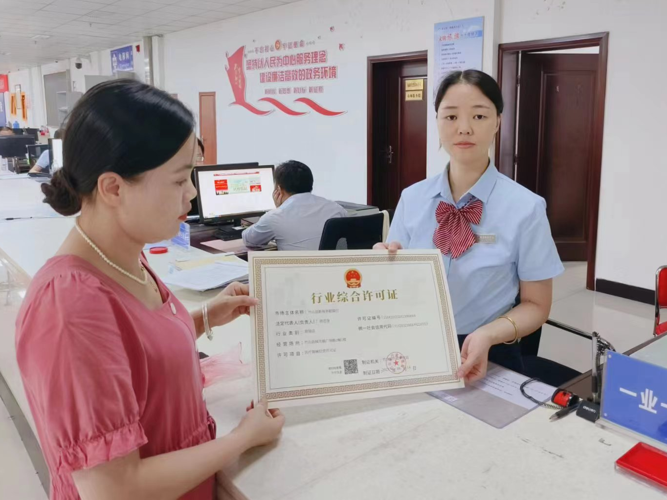 我县颁发首张“我要开眼镜店”行业综合许可证